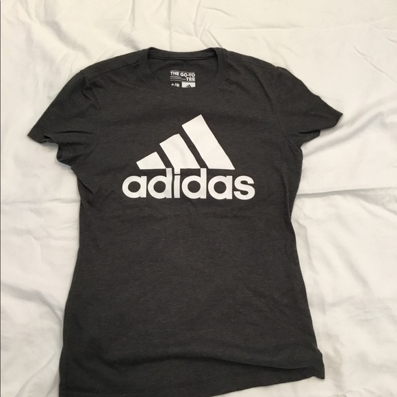 Adidas top grigio e bianco poshmark tee Adidas top grigio e bianco poshmark tee